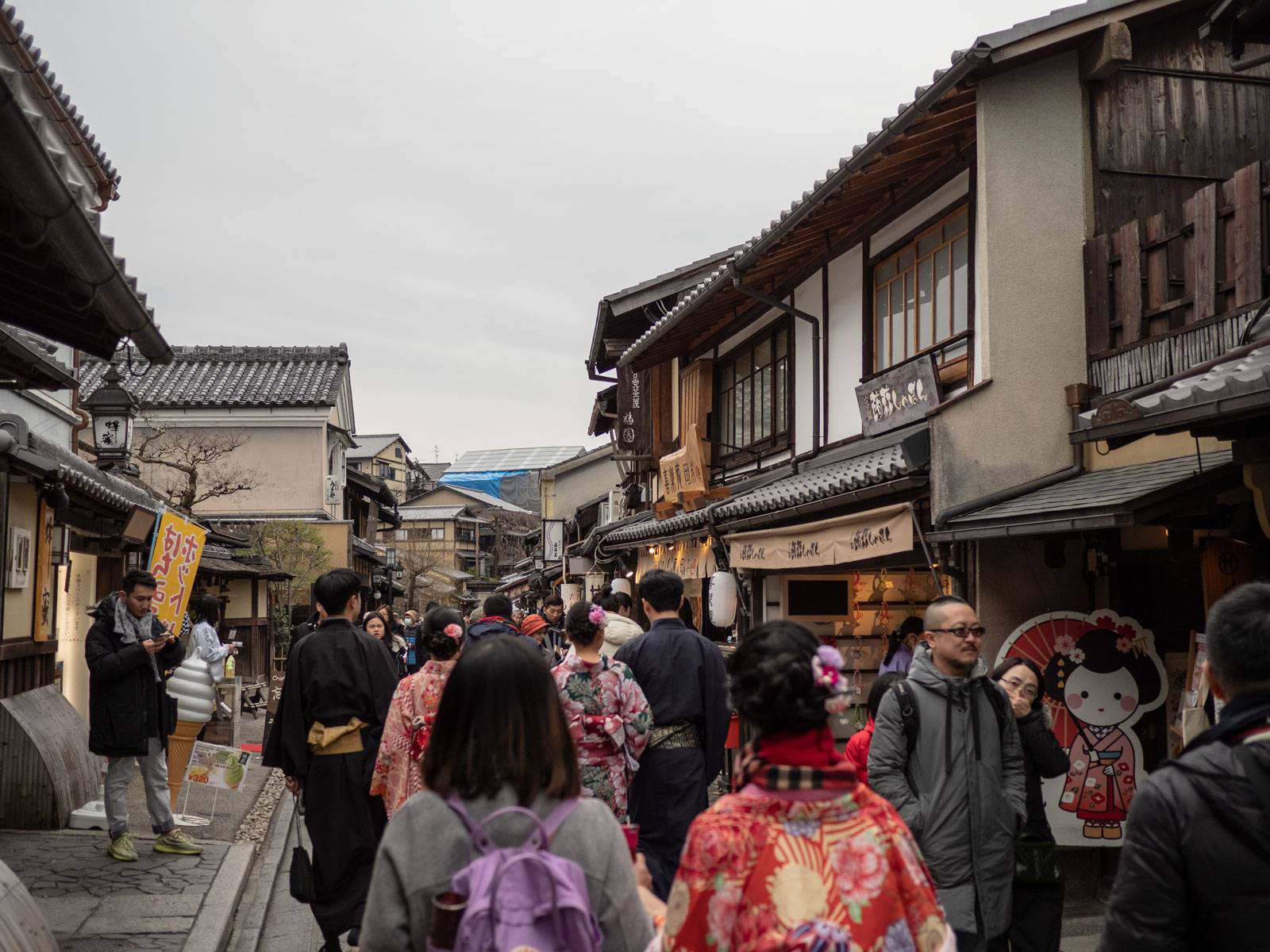 Pedestrians along Higashiyama-ku