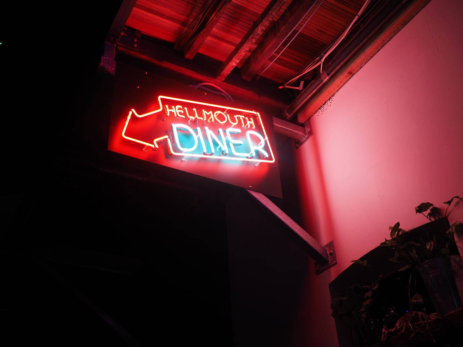 Neon sign saying Hellmouth Diner