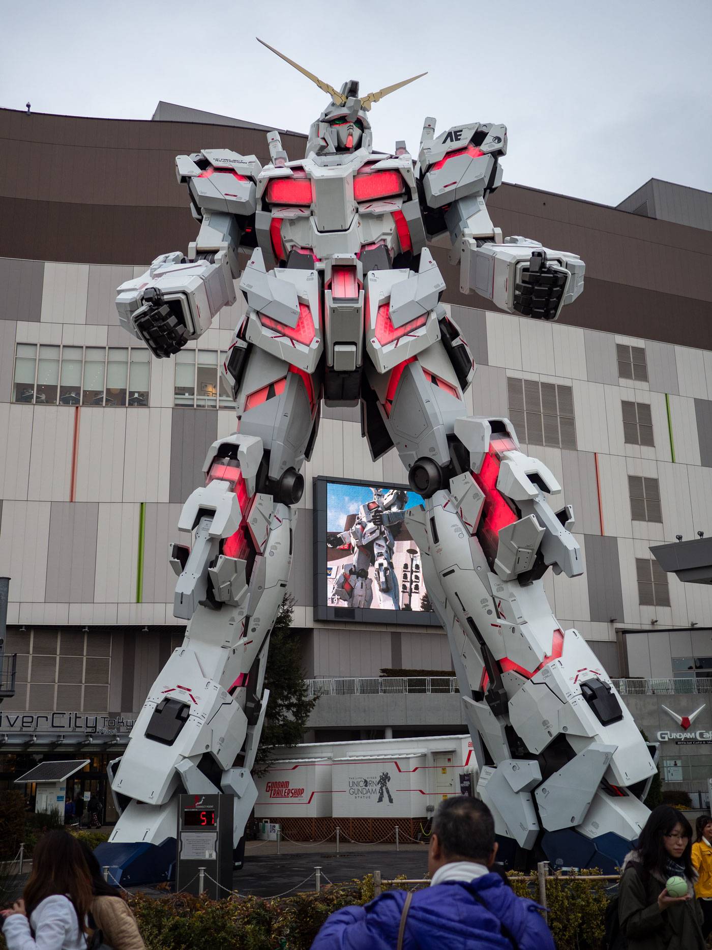 Unicorn Gundam statue