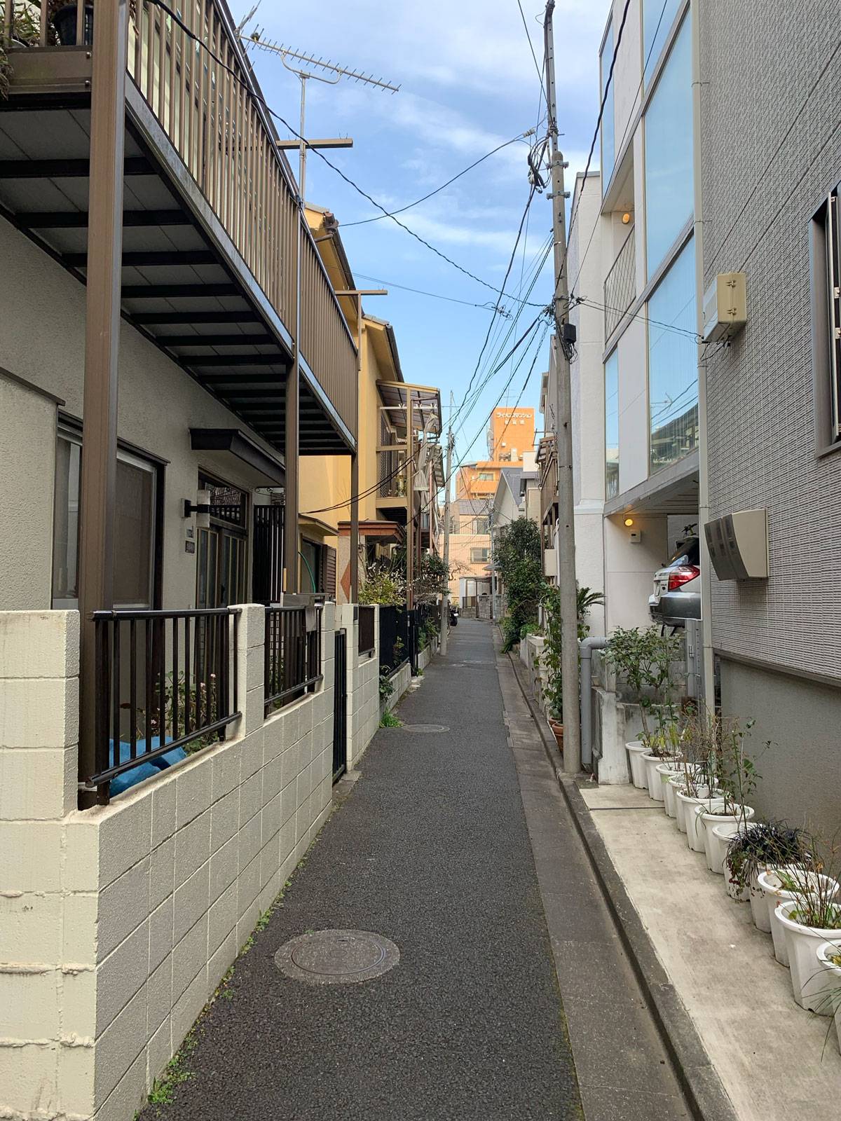 Narrow residential alley