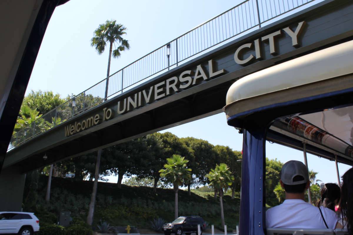Welcome to UNIVERSAL CITY sign
