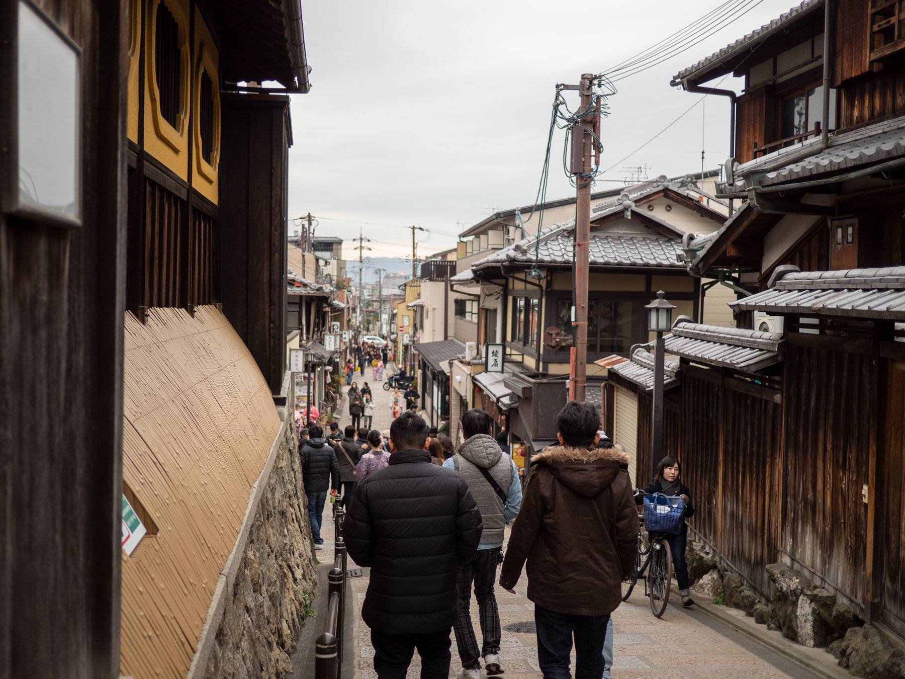 Pedestrians heading west back down Higashiyama-ku